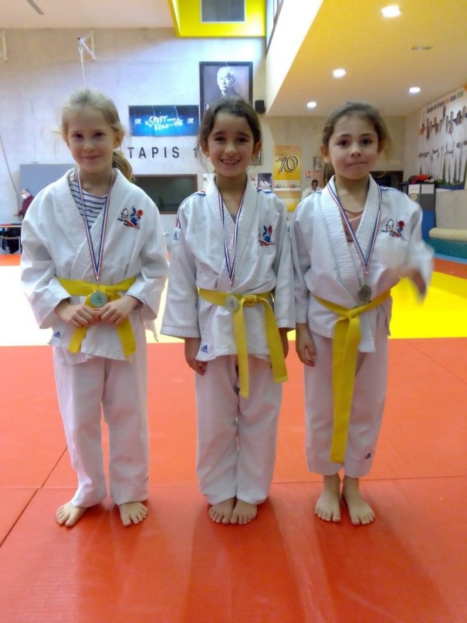 Image de l'actu '3 participantes et 3 médailles d'or au tournoi mini-poussin de Lons'