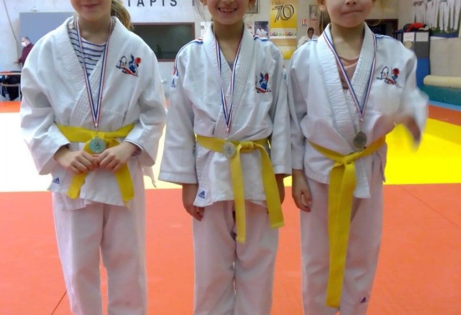 3 participantes et 3 médailles d'or au tournoi mini-poussin de Lons